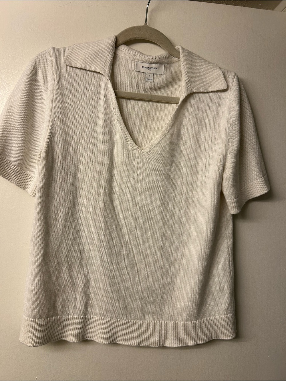 Banana Republic Cream V-Neck Short-Sleeve Sweater with Collar